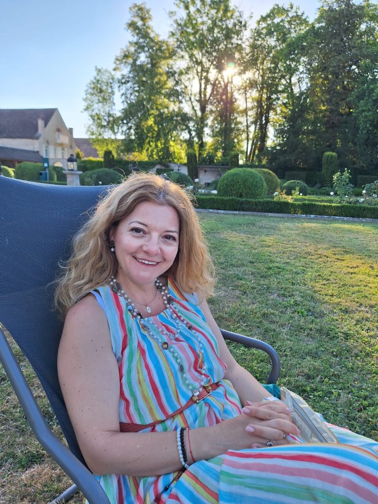 Un articol despre vindecare, vulnerabilitate și întoarcerea la sprijinul adevărat
Când durerea te face să taci.
Te-ai întrebat vreodată de ce, atunci când ți-e greu, primul impuls este să strângi din dinți și să mergi mai departe singură?
De ce îti e mai ușor să fii acolo pentru toți, dar aproape imposibil să spui cuiva: „Am nevoie de tine. Poți să mă ții?”
Scriu acest articol pentru tine, femeia care a fost învățată să nu ceară ajutorul.
Pentru tine, care ai devenit expertă în a oferi, dar poate nu știi (încă) să primești.
Și pentru că, în munca mea terapeutică, aud din ce în ce mai des această întrebare nerostită:
„Cum să cer ajutor… fără să par slabă? Fără să pierd controlul? Fără să fiu o povară?”
Adevărul este că a cere ajutorul nu este un semn de slăbiciune.
Ci un act profund de maturitate emoțională și reconectare cu feminitatea adevărată.